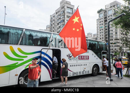 Taipei, Taiwan. 9th May 2018. Mainland Chinese tour groups at the base of Taipei 101 Tower,attract two demonstrations,Taipei,Taiwan,Asia.The mainland Chinese tour buses park infront of Taipei 101 Tower,the second tallest building in the world,for the mainland Chinese to access this tourist attraction. On disembarking and getting on the buses nationalist Chinese supporters welcome them flying the Chinese flag. Credit: Paul Quayle/Alamy Live News Stock Photo