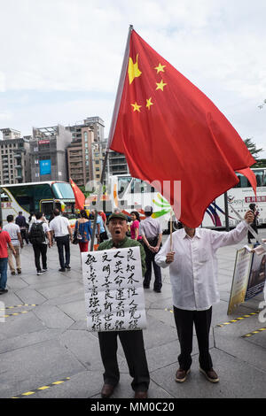 Taipei, Taiwan. 9th May 2018. Mainland Chinese tour groups at the base of Taipei 101 Tower,attract two demonstrations,Taipei,Taiwan,Asia.The mainland Chinese tour buses park infront of Taipei 101 Tower,the second tallest building in the world,for the mainland Chinese to access this tourist attraction. On disembarking and getting on the buses nationalist Chinese supporters welcome them flying the Chinese flag. Credit: Paul Quayle/Alamy Live News Stock Photo