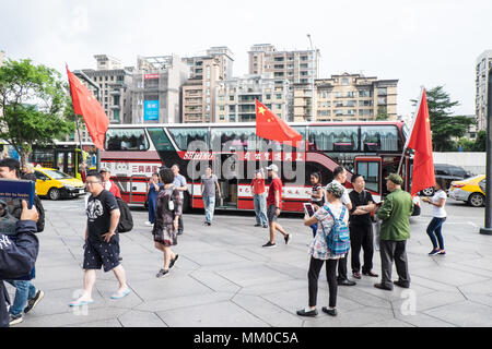 Taipei, Taiwan. 9th May 2018. Mainland Chinese tour groups at the base of Taipei 101 Tower,attract two demonstrations,Taipei,Taiwan,Asia.The mainland Chinese tour buses park infront of Taipei 101 Tower,the second tallest building in the world,for the mainland Chinese to access this tourist attraction. On disembarking and getting on the buses nationalist Chinese supporters welcome them flying the Chinese flag. Credit: Paul Quayle/Alamy Live News Stock Photo