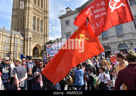 Houses of Parliament, London, UK. 9th May 2018. Russian people and veterans take part in the Immortal Regiment march in London to the Houses of Parliament, carrying pictures of relatives who fought in World War 2 against Nazi Germany . Credit: Matthew Chattle/Alamy Live News
