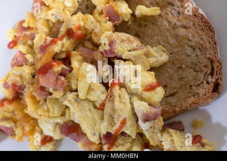 Uova strapazzate con queso (Scrambled Eggs with Cheese)