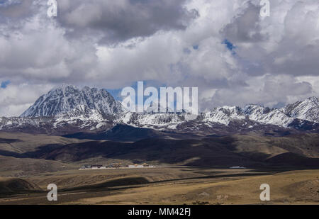 Stunning view of 5820m Yala Snow Mountain (Zhara Lhatse) above the Tagong grasslands, Sichuan, China Stock Photo