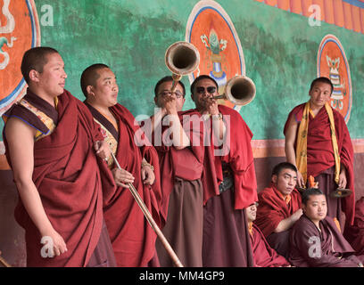 Tibetan monks playing long horns at the Jinganqumo purification festival in Dege, Sichuan, China Stock Photo