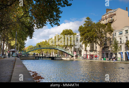Canal Saint-Martin,  a 4.6 km long canal in Paris, connecting the Canal de l'Ourcq to the river Seine, Paris, France Stock Photo