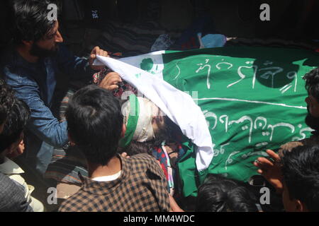 Pulwama, India. 06th May, 2018. (EDITORS NOTE: Image depicts death) Kashmiri Muslim People participated in the funeral procession of Showkat Ahmad Tak a local Rebel of Panzgam Pulwama, who was gunned down with his associate Fayaz Ahmad of Srinagar in an brief encounter with Indian security forces at Chattbal area of Srinagar the summer captial of Indian occupied Kashmir on 05-05-2018. Credit: Yawar Hamid/Pacific Press/Alamy Live News Stock Photo