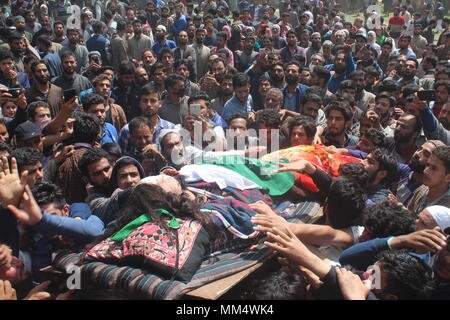 Pulwama, India. 06th May, 2018. (EDITORS NOTE: Image depicts death) Kashmiri Muslim People participated in the funeral procession of Showkat Ahmad Tak a local Rebel of Panzgam Pulwama, who was gunned down with his associate Fayaz Ahmad of Srinagar in an brief encounter with Indian security forces at Chattbal area of Srinagar the summer captial of Indian occupied Kashmir on 05-05-2018. Credit: Yawar Hamid/Pacific Press/Alamy Live News Stock Photo