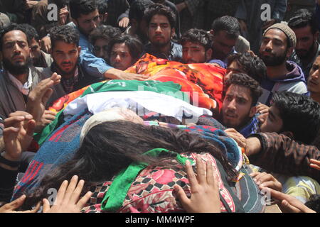 Pulwama, India. 06th May, 2018. (EDITORS NOTE: Image depicts death) Kashmiri Muslim People participated in the funeral procession of Showkat Ahmad Tak a local Rebel of Panzgam Pulwama, who was gunned down with his associate Fayaz Ahmad of Srinagar in an brief encounter with Indian security forces at Chattbal area of Srinagar the summer captial of Indian occupied Kashmir on 05-05-2018. Credit: Yawar Hamid/Pacific Press/Alamy Live News Stock Photo