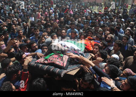 Pulwama, India. 06th May, 2018. (EDITORS NOTE: Image depicts death) Kashmiri Muslim People participated in the funeral procession of Showkat Ahmad Tak a local Rebel of Panzgam Pulwama, who was gunned down with his associate Fayaz Ahmad of Srinagar in an brief encounter with Indian security forces at Chattbal area of Srinagar the summer captial of Indian occupied Kashmir on 05-05-2018. Credit: Yawar Hamid/Pacific Press/Alamy Live News Stock Photo