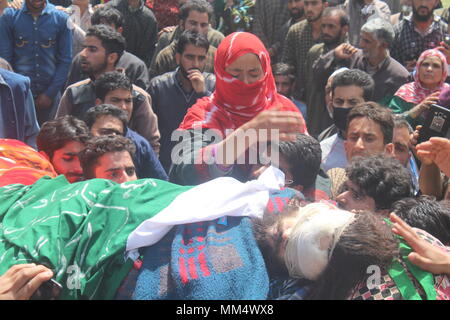 Pulwama, India. 06th May, 2018. (EDITORS NOTE: Image depicts death) Kashmiri Muslim People participated in the funeral procession of Showkat Ahmad Tak a local Rebel of Panzgam Pulwama, who was gunned down with his associate Fayaz Ahmad of Srinagar in an brief encounter with Indian security forces at Chattbal area of Srinagar the summer captial of Indian occupied Kashmir on 05-05-2018. Credit: Yawar Hamid/Pacific Press/Alamy Live News Stock Photo