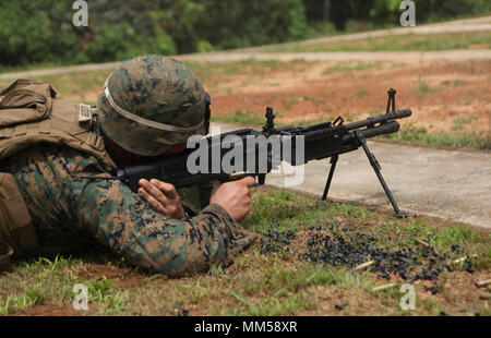 U.S. Marine Sgt. Charles R. Klecker, an infantry tactics trainer with Mobile Training Team One, Special Purpose Marine Air-Ground Task Force - Southern Command, fires the M60 machine gun as part of a demonstration at Agustin Santos Vinda Base in Quebrada de Piedra, Panama, Aug. 29, 2017. The MTT conducted a three-week course with Panamanian service members consisting of basic infantry tactics, marksmanship, and patrolling. The Marines and sailors of SPMAGTF-SC are deployed to Central America to conduct security cooperation training and engineering projects with their counterparts in several Ce Stock Photo