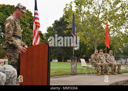 Oregon Army National Guard Brig. Gen. William J. Edwards, Land Component Commander, welcomes Lt. Col. Noel A. Hoback, incoming commander, Oregon Training Command, during the change of command ceremony at the Oregon Military Department in Salem, September 10, 2017. (U.S Army photo by Staff Sgt. Anita VanderMolen) Stock Photo