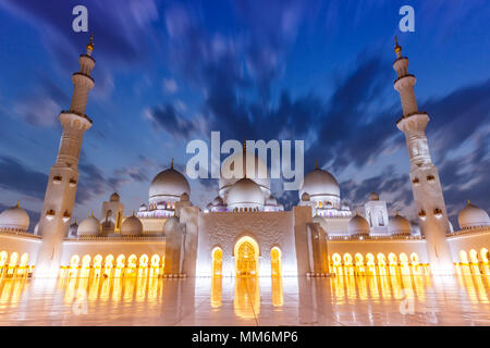 Abu Dhabi Sheikh Zayed Grand Mosque twilight minarets United Arab Emirates UAE Stock Photo