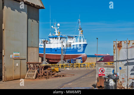 MACDUFF ABERDEENSHIRE SCOTLAND SHIPYARD OR BOATYARD CONSTRUCTION OF A NEW SHIP Stock Photo