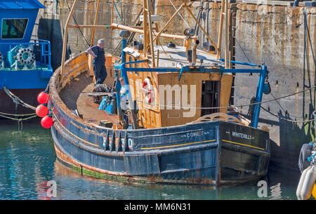 MACDUFF ABERDEENSHIRE SCOTLAND SHIPYARD OR BOATYARD REPAIRS TO AN OLDER BOAT Stock Photo