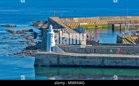 MACDUFF ABERDEENSHIRE SCOTLAND SHIPYARD OR BOATYARD THE SMALL WHITE LIGHTHOUSE AT THE ENTRANCE TO THE HARBOUR Stock Photo