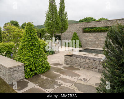 Malvern, Worcestershire, UK. Wednesday 9th May 2018 Malvern, Worcestershire, UK. Royal Porcelain Works Ltd: The Collectors Garden by Olivia Kirk who cleverly used the Malvern hills landscape in her garden. Credit: Ian Thwaites/Alamy Live News Stock Photo