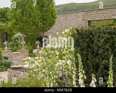 Malvern, Worcestershire, UK. Wednesday 9th May 2018 Malvern, Worcestershire, UK. Royal Porcelain Works Ltd: The Collectors Garden by Olivia Kirk who cleverly used the Malvern hills landscape in her garden. Credit: Ian Thwaites/Alamy Live News Stock Photo