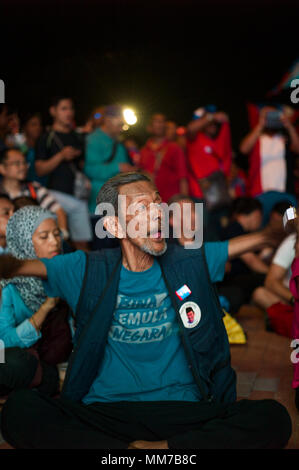 Opposition party supporters cheer after Mahathir Mohamad claims the opposition party wins the 14th General Election on May 09, 2018 in Kuala Lumpur, Malaysia. Stock Photo