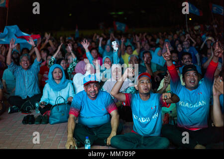 Opposition party supporters cheer after Mahathir Mohamad claims the opposition party wins the 14th General Election on May 09, 2018 in Kuala Lumpur, Malaysia. Stock Photo