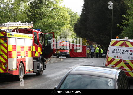 Haywards Heath, Sussex, UK. 10th May 2018. Several units from the fire service and police close off Perrymount Road in Haywards Heath, responding to a fire in a large office block. Credit: Roland Ravenhill/Alamy Live News Stock Photo