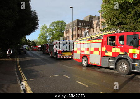 Haywards Heath, Sussex, UK. 10th May 2018. Several fire units line Perrymount Road. Several units from the fire service and police close off Perrymount Road in Haywards Heath, responding to a fire in a large office block. Credit: Roland Ravenhill/Alamy Live News Stock Photo