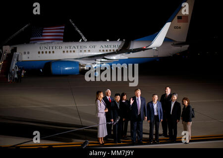 (180510) -- WASHINGTON D.C., May 10, 2018 (Xinhua) -- U.S. President Donald Trump (5th L), his wife Melania Trump (1st L), Vice President Mike Pence (2nd L), Secretary of State Mike Pompeo (3rd R) welcome three detainees back to the United States at Joint Base Andrews in Washington, DC, the United States, May 10, 2018. Three U.S. citizens that were just freed by the Democratic People's Republic of Korea (DPRK) arrived in Washington early Thursday, as the two countries saw their ties warm up in recent weeks. The three detainees, named Kim Hak-song, Tony Kim, Kim Dong-chul, are all U.S. citizen