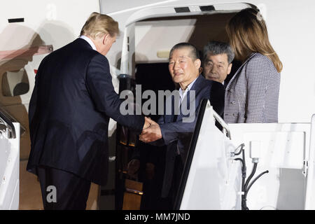 Suitland, MD, USA. 10th May, 2018. President DONALD TRUMP and his wife MELANIA TRUMP welcoming the three American detainees (KIM DONG-CHUL, KIM HAK-SONG, and TONY KIM) held in captivity in North Korea at Joint Base Andrews in Suitland, Maryland on May 10, 2018. Credit: Michael Brochstein/ZUMA Wire/Alamy Live News