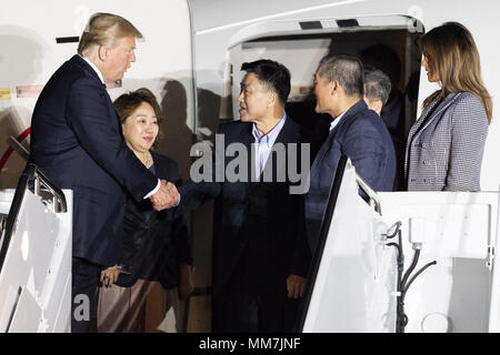 Suitland, MD, USA. 10th May, 2018. President DONALD TRUMP and his wife MELANIA TRUMP welcoming the three American detainees (KIM DONG-CHUL, KIM HAK-SONG, and TONY KIM) held in captivity in North Korea at Joint Base Andrews in Suitland, Maryland on May 10, 2018. Credit: Michael Brochstein/ZUMA Wire/Alamy Live News
