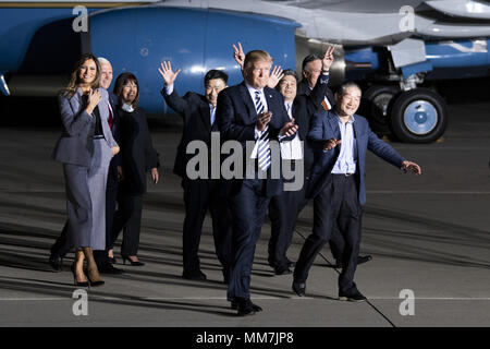 Suitland, MD, USA. 10th May, 2018. President DONALD TRUMP and his wife MELANIA TRUMP leaving the plane with the three American detainees (KIM DONG-CHUL, KIM HAK-SONG, and TONY KIM) held in captivity in North Korea along with Secretary of State MIKE POMPEO, at Joint Base Andrews in Suitland, Maryland on May 10, 2018. Credit: Michael Brochstein/ZUMA Wire/Alamy Live News