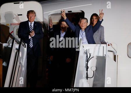 (180510) -- WASHINGTON D.C., May 10, 2018 (Xinhua) -- U.S. President Donald Trump (1st L), his wife Melania Trump (1st R) welcome Kim Dong-chul, Kim Hak-song and Tony Kim back to the United States at Joint Base Andrews in Washington, DC, the United States, May 10, 2018. Three U.S. citizens that were just freed by the Democratic People's Republic of Korea (DPRK) arrived in Washington early Thursday, as the two countries saw their ties warm up in recent weeks. The three detainees, named Kim Hak-song, Tony Kim, Kim Dong-chul, are all U.S. citizens of Korean descent. They were arrested by DPRK au