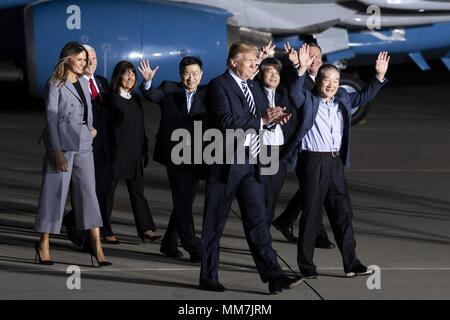 Suitland, MD, USA. 10th May, 2018. President DONALD TRUMP and his wife MELANIA TRUMP leaving the plane with the three American detainees (KIM DONG-CHUL, KIM HAK-SONG, and TONY KIM) held in captivity in North Korea along with Secretary of State MIKE POMPEO, at Joint Base Andrews in Suitland, Maryland on May 10, 2018. Credit: Michael Brochstein/ZUMA Wire/Alamy Live News