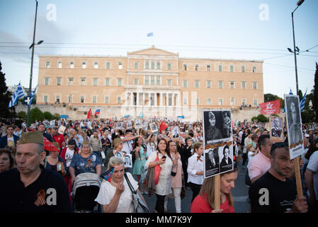Athens, Greece. 9th May, 2018. The demonstrators outside the Greek Parliament.Russian from Greece celebrate the 73rd ''Victory Day, ''. The gathering, known as the ''Immortal Battalion, '' was attended by relatives and descendants of Russian veterans of the Second World War who traveled from the Russian Church of the Holy Trinity to the monument of the Unknown Soldier for the deposition of wreaths. Credit: Vangelis Evangeliou/SOPA Images/ZUMA Wire/Alamy Live News Stock Photo