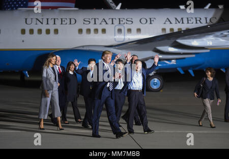 Suitland, MD, USA. 10th May, 2018. President DONALD TRUMP and his wife MELANIA TRUMP leaving the plane with the three American detainees (KIM DONG-CHUL, KIM HAK-SONG, and TONY KIM) held in captivity in North Korea along with Secretary of State MIKE POMPEO, at Joint Base Andrews in Suitland, Maryland. Credit: Riccardo Savi/ZUMA Wire/Alamy Live News