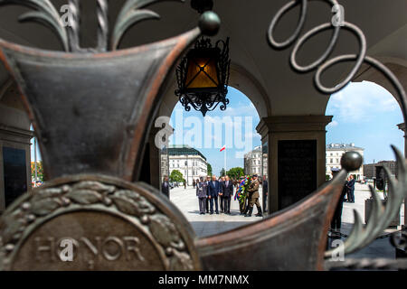 Warsaw, Poland. 10th May, 2018. Czech President Milos Zeman, centre, laid wreath at Unknown Soldier Grave during his visit in Warsaw, Poland, on May 10, 2018. Credit: David Tanecek/CTK Photo/Alamy Live News Stock Photo