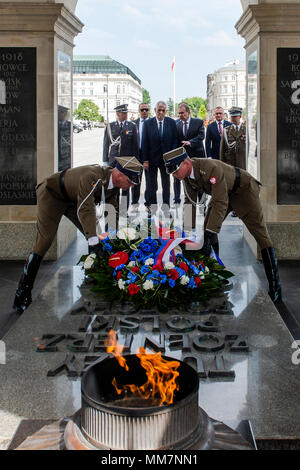 Warsaw, Poland. 10th May, 2018. Czech President Milos Zeman, centre, laid wreath at Unknown Soldier Grave during his visit in Warsaw, Poland, on May 10, 2018. Credit: David Tanecek/CTK Photo/Alamy Live News Stock Photo