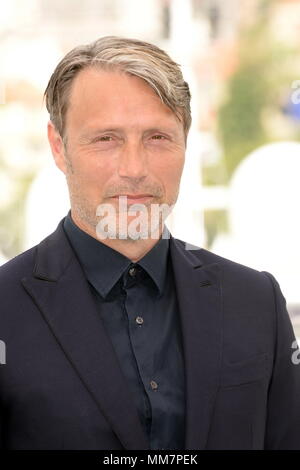 Cannes, France. 10th May, 2018. MADS MIKKELSEN makes an appearance at the 'Arctic' photocall in Cannes, France. Credit: Frederick Injimbert/ZUMA Wire/Alamy Live News Stock Photo