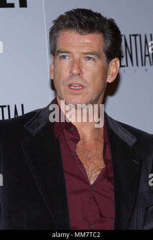 Pierce Brosnan arriving at the After Sunser Premiere at the Chinese Theatre in Los Angeles. November 4, 2004.26-BrosnanPierce Red Carpet Event, Vertical, USA, Film Industry, Celebrities,  Photography, Bestof, Arts Culture and Entertainment, Topix Celebrities fashion /  Vertical, Best of, Event in Hollywood Life - California,  Red Carpet and backstage, USA, Film Industry, Celebrities,  movie celebrities, TV celebrities, Music celebrities, Photography, Bestof, Arts Culture and Entertainment,  Topix, headshot, vertical, one person,, from the year , 2004, inquiry tsuni@Gamma-USA.com Stock Photo