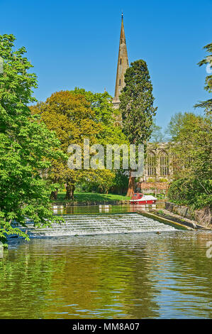 River Avon weir and Holy Trinity Church in winter, Stratford-upon-Avon ...