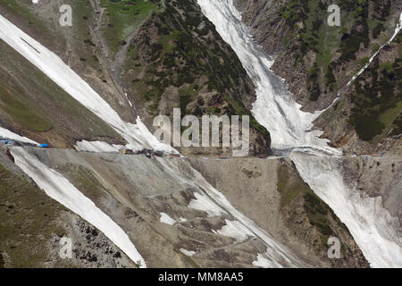 Traffic on the Zojila Pass between Srinagar and Kargil in Jammu and Kashmir, India Stock Photo