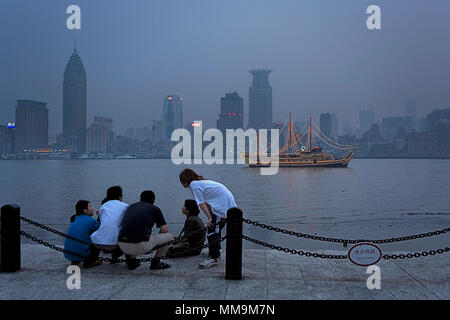 China.Shanghai: Friends . The city from Pudong. Stock Photo