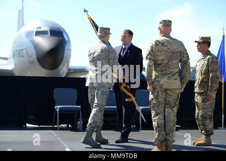 Maj. Gen. William N. Reddel passes the colors to Gov. Christopher T. Sununu during change of command ceremony at Pease Air National Guard Base, Sept. 23, 2017. Brig. Gen. David Mikolaities assumes duties as the Adjutant General, New Hampshire National Guard from Maj. Gen. William Reddel. (N.H. National Guard photo by Senior Airman Ashlyn J. Correia) Stock Photo