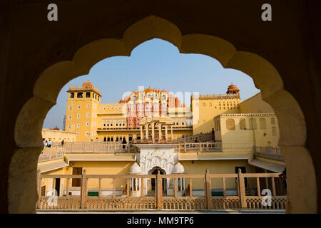 Decorative balcony on the roof of Hawa Mahal Palace framed by an arch and blue sky in Rajasthan, India Stock Photo