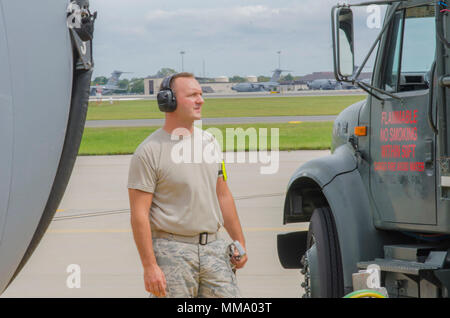 Staff Sergeant Victor Pascale, 108th Petroleum, Oils, and Lubricants shop, watches the gauges as gas is pumped into a KC-135 on the 108th Wing apron at Joint Base McGuire-Dix-Lakehurst, N.J., Sept. 20, 2017. (U.S. Air National Guard photo by Staff Sgt. Ross A. Whitley/Released) Stock Photo