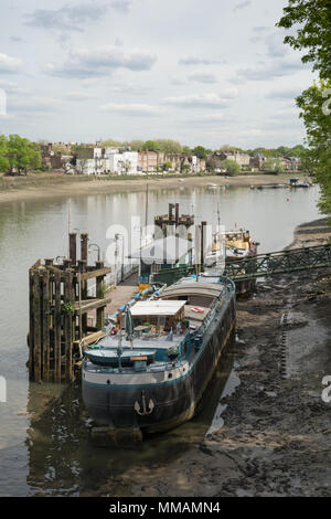 A view of a moored barge on the River Thames from Kew Bridge looking towards Hammersmith. Photo date: Thursday, May 3, 2018. Photo: Roger Garfield/Ala Stock Photo