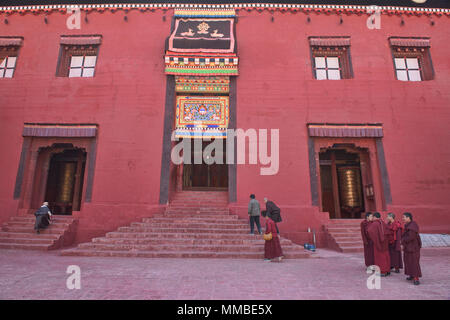 Monks outside the Gonchen Monastery in Dege, Sichuan, China Stock Photo