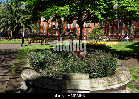 Metal Giraffe statue, modern art, in Mount Street Gardens, Mayfair, London, England Stock Photo