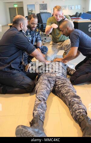 (170916-M-ZZ999-016) U.S 5TH FLEET AREA OF OPERATIONS (Sept. 16, 2017) – Members of the Kuwaiti Ministry of Interior Explosive Ordnance Team provide first responder care and a primary exam to a simulated casualty during the final trauma exercise during a medical exchange with the Kuwaiti Ministry of Interior explosive ordnance team in Kuwait. The 15th MEU is deployed with the America Amphibious Ready Group in order to maintain regional security in the U.S. 5th Fleet area of operations. (Courtesy photo by Hospital Corpsman 1st Class Tonya Jury) Stock Photo