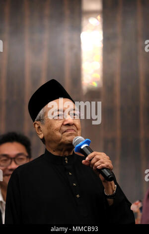 Kuala Lumpur, Malaysia. 10th May, 2018. Malaysia's new Prime Minister Mahathir Mohamad attends a press conference in Petaling Jaya, Selangor, Malaysia, May 10, 2018. Mahathir Mohamad, 92, a former Malaysian prime minister who led the opposition to achieve a stunning victory in the general election, took the oath of office on Thursday night, becoming the world's oldest government leader. Credit: Zhu Wei/Xinhua/Alamy Live News Stock Photo