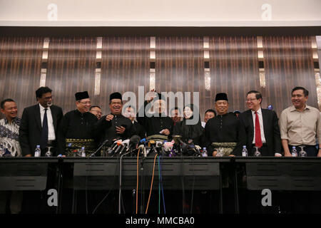 Kuala Lumpur, Malaysia. 10th May, 2018. Malaysia's new Prime Minister Mahathir Mohamad (C) attends a press conference in Petaling Jaya, Selangor, Malaysia, May 10, 2018. Mahathir Mohamad, 92, a former Malaysian prime minister who led the opposition to achieve a stunning victory in the general election, took the oath of office on Thursday night, becoming the world's oldest government leader. Credit: Zhu Wei/Xinhua/Alamy Live News Stock Photo