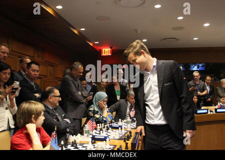 UN, New York, USA. 10th May, 2018. Magnus Carlsen, world chess champion, took on 15 players at the UN, including three children, and beat them all. Photo: Matthew Russell Lee / Inner City Press Stock Photo